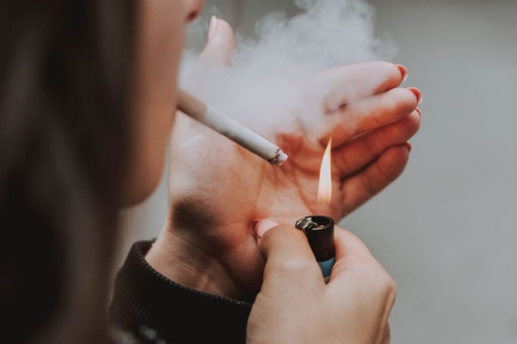 Personne allumant une cigarette